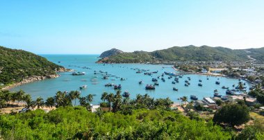 Güneşli bir gün sakin tropikal denizde Vinh Hy Bay, Phan Rang, Güney Vietnam.