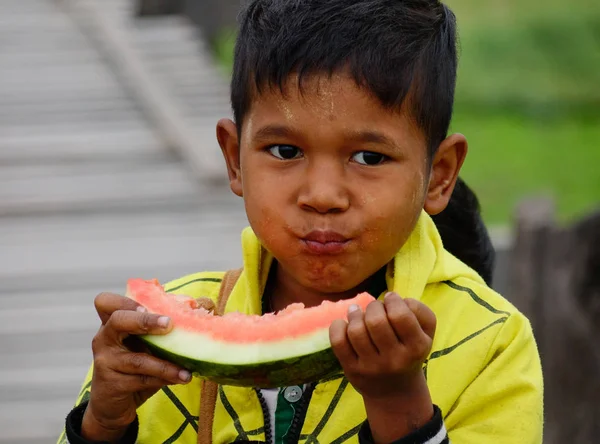 Yangon Myanmar Februar 2016 Ein Burmesisches Kind Isst Wassermelone Einem — Stockfoto