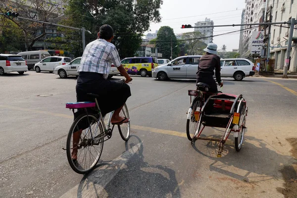 Yangon Myanmar Febbraio 2016 Persone Che Cavalcano Risciò Sul Sule — Foto Stock