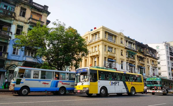 Yangón Myanmar Feb 2016 Los Autobuses Urbanos Circulan Por Bulevar — Foto de Stock
