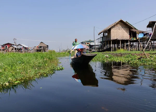 Inle Mianmar Fevereiro 2016 Pessoas Remando Barco Madeira Canal Inle — Fotografia de Stock