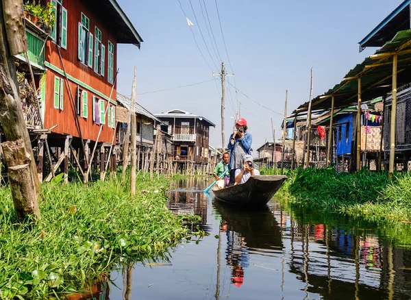 Inle Myanmar Febbraio 2016 Una Barca Turistica Legno Sul Canale — Foto Stock