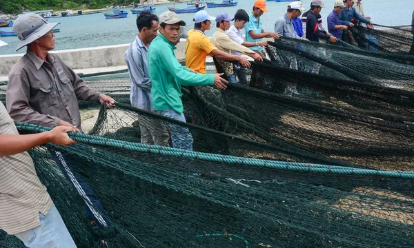 Ninh Thuan Vietnam Jan 2016 Menschen Die Mit Fischernetzen Dorf — Stockfoto