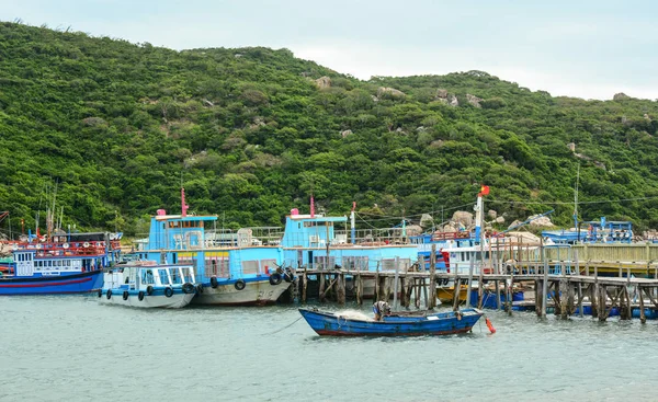 Ninh Thuan Vietnam Gennaio 2016 Barche Legno Attraccano Molo Principale — Foto Stock