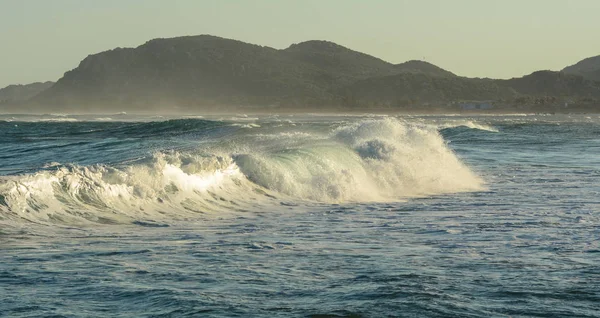 Idyllisches Tropisches Meer Sonnigen Tagen Riesenwellen Auf Dem Schönen Ozean — Stockfoto
