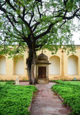Jaipur, Hindistan bulunan bahçe ile eski bir bina. Pembe şehir olarak bilinen Jaipur, Hindistan bir turistik yer.
