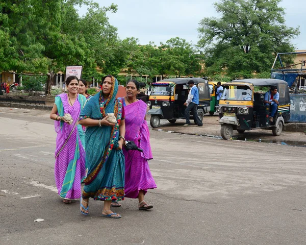 Jaipur Índia Julho 2015 Mulheres Indianas Andando Rua Jaipur Índia — Fotografia de Stock