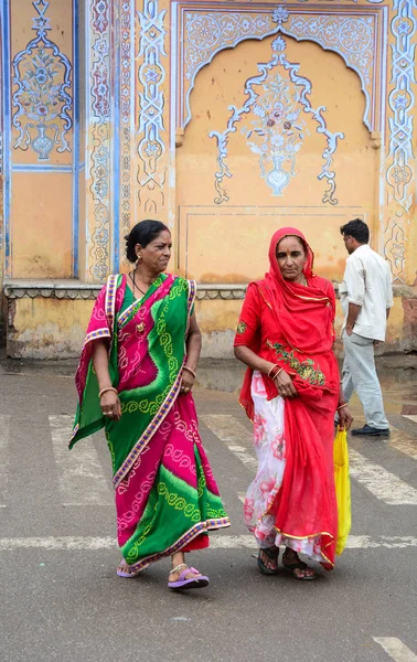 Jaipur Índia Julho 2015 Mulheres Indianas Sarees Coloridos Andando Rua — Fotografia de Stock
