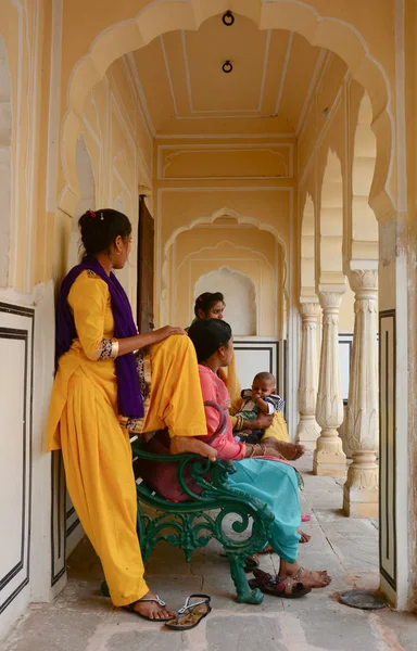 Jaipur India Jul 2015 Indiska Kvinnor Lobbyn Gammal Byggnad Jaipur — Stockfoto