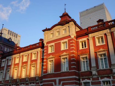 Tokyo, Japonya Merkez İstasyonu gün batımında. 1914 yılında açık, bir büyük bir tren garı İmparatorluk Sarayı zemin ve Ginza ticaret bölgesinin.