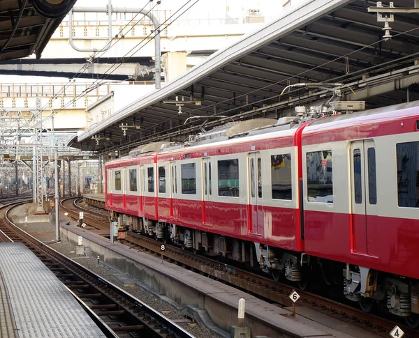 Tokyo Japan 2015 Ein Roter Zug Hält Bahnhof Shinjuku Tokio — Stockfoto
