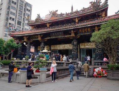 Taipei, Tayvan - 5 Ocak 2016. Tayvan ve müminler ile turistler dahil birçok kişi Longshan tapınağa gel. Tapınağın Manka Taipei bölgesinde yer alan.