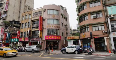Taipei, Tayvan - 5 Ocak 2016. Yerli halk ve turistler, Taipei, Tayvan Ximending sokak pazar yürüyüş. 2013 yılında 6,3 milyon yurtdışı ziyaretçiler Taipei ziyaret..