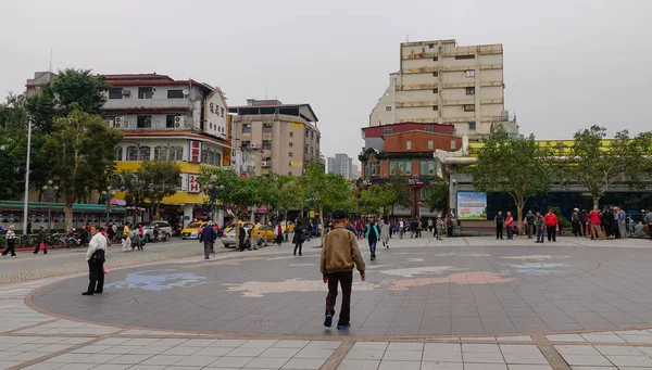 2016 地元の人や観光客の台湾台北市の西門町ストリート マーケットで歩いて 台北は台湾の政治 文化の中心 — ストック写真