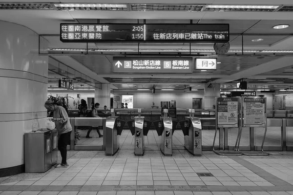 2016 台湾の地下鉄の駅で人々 台北市は中華民国 台湾の首都 — ストック写真