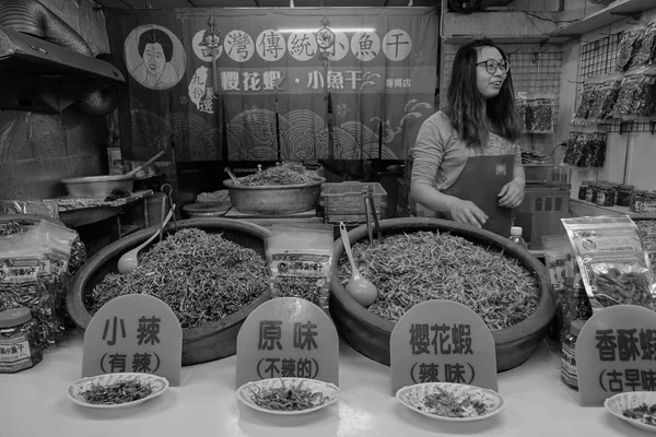 Taipei Taiwán Enero 2016 Gente Vendiendo Comida Calle Por Noche —  Fotos de Stock