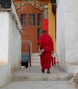 Ladakh, Hindistan - 17 Temmuz 2015. Bir Tibet monk Ladakh, Hindistan. Ladakh Jammu ve Keşmir en seyrek nüfuslu bölgelerde biridir.
