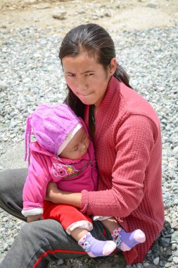 Leh, Hindistan - 17 Temmuz 2015. Onun oğlu bir köy Nubra Vadisi, Hindistan, Tibet bir kadınla. %65 çocukların okula devam Ancak, öğrenci ve öğretmenlerin devamsızlık yüksek kalır.