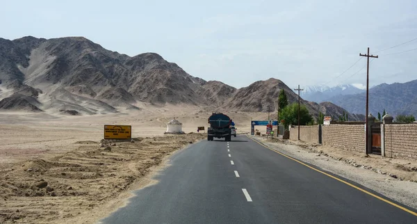 Ladakh India Julio 2015 Los Camiones Que Corren Pasan Carretera — Foto de Stock