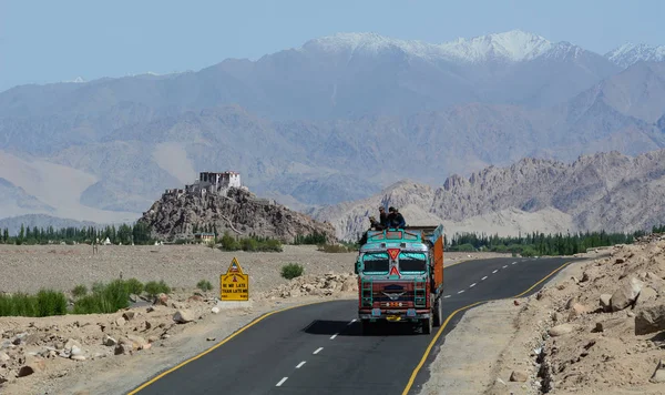 Ladakh India Julio 2015 Camión Tata Corriendo Pasa Carretera Carretera — Foto de Stock