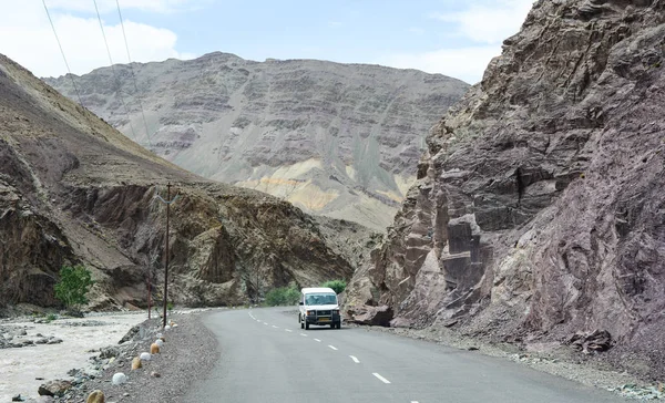 Ladakh India Julio 2015 Coche Corriendo Por Carretera Montaña Ladakh — Foto de Stock
