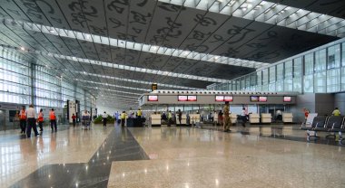 Kolkata, Hindistan - 29 Temmuz 2015. Check-in Kolkata, Batı Bengal, Hindistan kalkış salonu Netaji Subhash Chandra Bose Uluslararası Havaalanı'nda bekleyen insanlar.