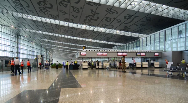 印度加尔各答 2015年7月29日 在印度西孟加拉邦加尔各答的 Netaji Subhash Chandra Bose 国际机场出发大厅等候办理登机手续的人们 — 图库照片