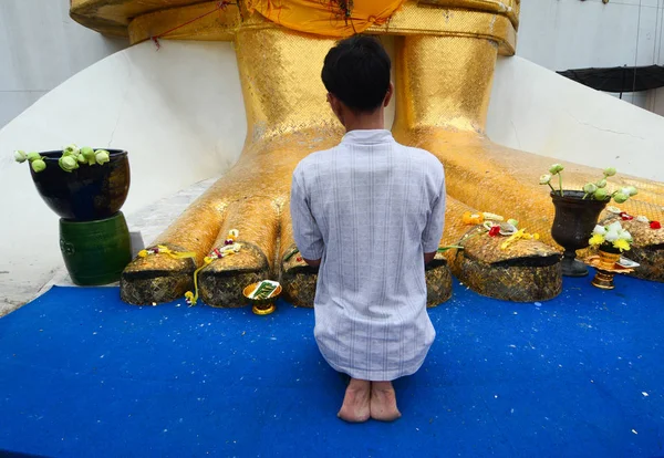 Bangkok Thailand Jul 2015 Man Praying His Knees Wat Mahathat — Stock Photo, Image