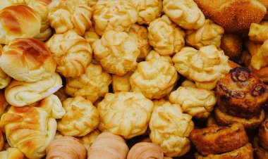 Hamur işleri (tatlı pasta, pasta) semt pazarı Asya'da satışa.