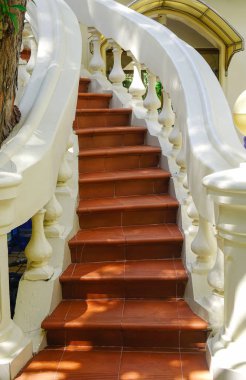 Merdiven, yukarı ve aşağı taş. Asya daki lüks otel dış.