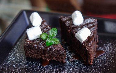 Makro bir kesme parça ve ahşap arka plan üzerinde bıçak ile lezzetli çikolatalı kek.