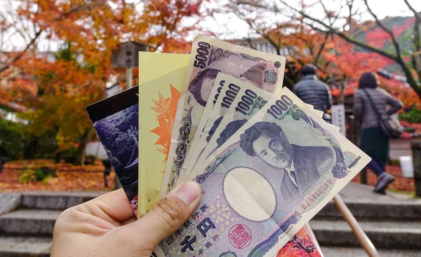 Notas Japonesas Mão Yen Jpy Com Bilhetes Entrada Jardim Outono — Fotografia de Stock