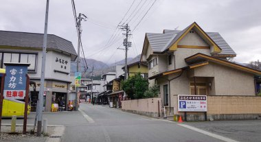 Yamagata, Japonya - 5 Aralık 2016. Yamadera İlçesi, Japonya'nın ana cadde görünümü. Yamadera Dağları'nın Yamagata bir doğal tapınaktır.