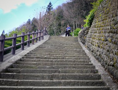 Kyoto, Japonya - 5 Aralık 2016. Kyoto, Japonya Shinto Tapınağı'nda beton merdiven insanlar. Kyoto Japonya'nın başkenti ve İmparatorun konaklama 794 yerinden 1868 kadar görev yaptı.