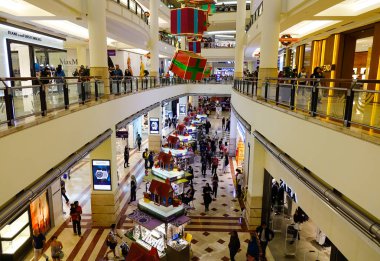 Kuala Lumpur, Malezya - 2 Ocak. Suria Klcc Kl, Malezya içinde yürüyen insanlar. Suria Klcc Malezya son derece lüks alışveriş hedef olarak kabul edilir.