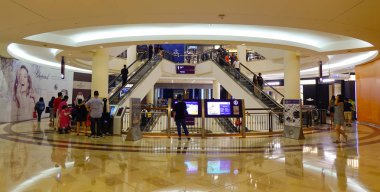 Kuala Lumpur, Malezya - 2 Ocak. Suria Klcc Kl, Malezya için insanlar. Alışveriş Merkezi Petronas İkiz Kuleleri altında yer kaplar ve onun otopark ile paylaşır.