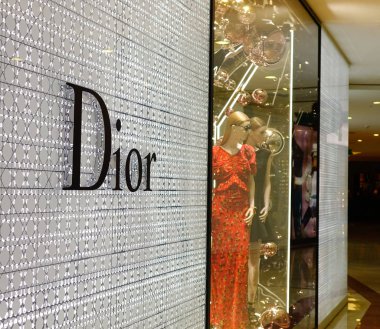 Kuala Lumpur, Malezya - 2 Ocak 2017. Dior butik Suria alışveriş merkezi Kl, Malezya bir ışıklı tabela. Gelire göre dünya dördüncü büyük bir Christian Dior parfüm mü.