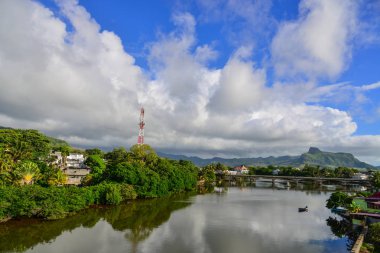 Mahebourg, Mauritius - 4 Ocak 2017. Nehir sahne Mahebourg, Mauritius Dağları arka plan ile. Mahebourg Mauritius Güney-Doğu Sahil üzerinde küçük bir şehirdir.