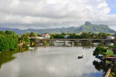 Mahebourg, Mauritius - 4 Ocak 2017. Mahebourg, Mauritius bir köprü ile nehir sahne. Mahebourg Mauritius Güney-Doğu Sahil üzerinde küçük bir şehirdir.