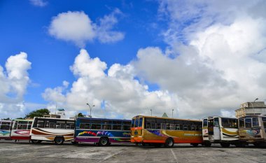 Mahebourg, Mauritius - 4 Ocak 2017. Yerel otobüs garına Mahebourg, Mauritius, otopark. Mahebourg Mauritius Güney-Doğu Sahil üzerinde küçük bir şehirdir.