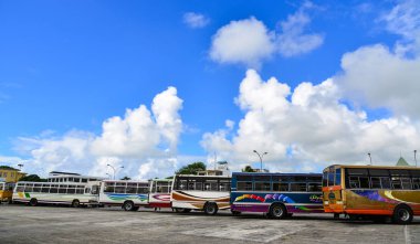 Mahebourg, Mauritius - 4 Ocak 2017. Otobüs garına Mahebourg, Mauritius, otopark. Mahebourg Mauritius Güney-Doğu Sahil üzerinde küçük bir şehirdir.