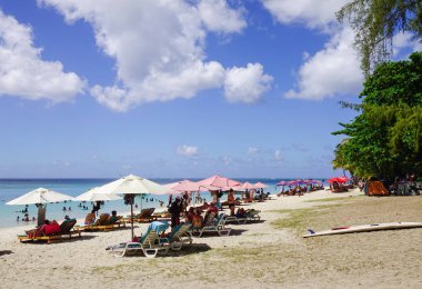 Pamplemousses, Mauritius - 4 Ocak 2017. Güzel plaj rahatlatıcı ile Trou aux Biches, Mauritius sandalyeler. Birçok turizm ve butik otel sahil yakınında bulunmaktadır.
