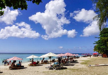 Pamplemousses, Mauritius - 4 Ocak 2017. Güzel plaj rahatlatıcı ile Trou aux Biches, Mauritius sandalyeler. Plaja en güzel biridir Mauritius Adası.