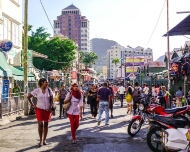 Port Louis, Mauritius - 4 Ocak 2017. Port Louis, Mauritius sokakta yürüyen insanlar. İş ve yönetim adanın başkenti Port Louis olduğunu.