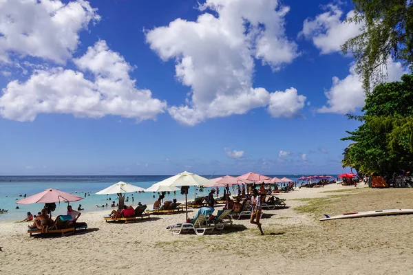 Pamplemousses, Mauritius - 4 Ocak 2017. Trou aux Biches, Mauritius güneşli bir günde güzel kumsalda. Birçok turizm ve butik otel sahil yakınında bulunmaktadır.