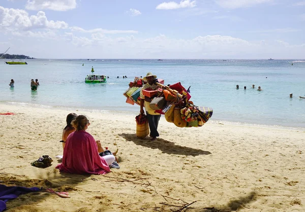 Κρατήσεις Δωματίων Μαυρίκιος Ιανουαρίου 2017 Πωλητής Παραλία Στην Ηλιόλουστη Μέρα — Φωτογραφία Αρχείου