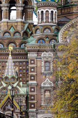 Kanla sonbahar ağaçlar - Saint Petersburg, Rusya'nın çok ünlü Simgesel Yapı üzerinde kurtarıcı Kilisesi.