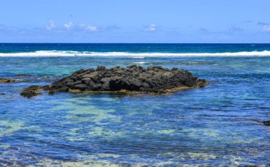 Deniz manzarası, yaz - güneşli bir günde siyah mavi denizde kayalar..