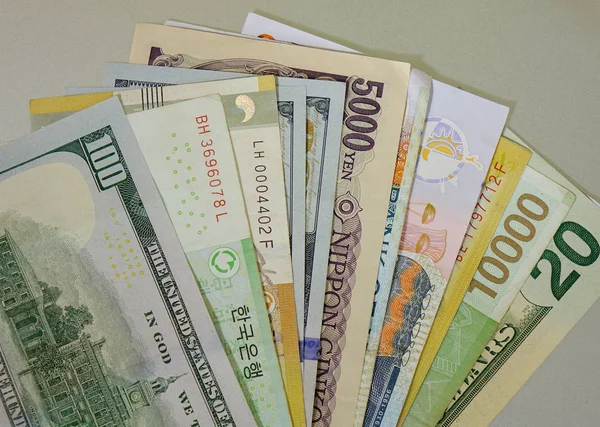 Banknot - birçok tür yakın çekim. Gümüş arka plan.