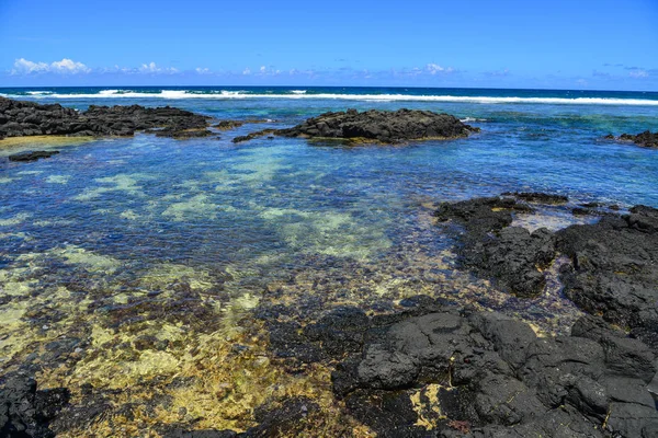 Paisaje Marino Día Soleado Verano Las Rocas Negras Con Los — Foto de Stock